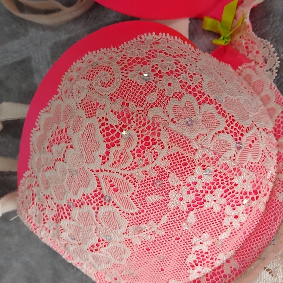 NWT Victoria Secret 32d Dream Angels pushup bra, hot pink with cream lace - Picture 2 of 5